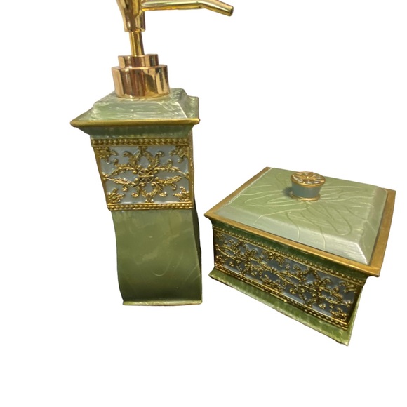 Placemats, napkins, trinket box, and soap/lotion dispenser 🌿 - Picture 8 of 15